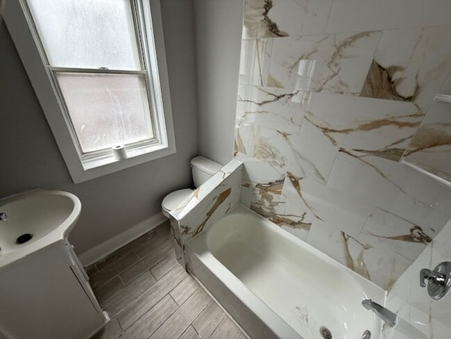 Building Photo - Charming 3-Bedroom Home with Modern Amenities - Ready for You!