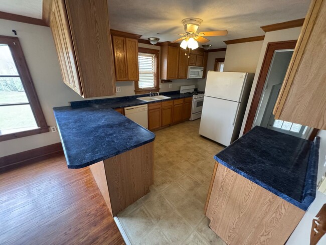 Building Photo - 2 bedroom/2 bath home for $1,100