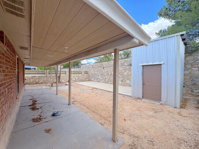 Building Photo - East El Paso 4bed/2bath All Tile Flooring!