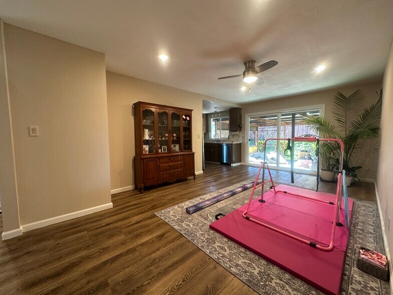 Building Photo - 1465 Madrone Way