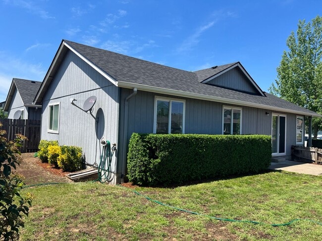 Building Photo - Newly updated 3-bedroom, 2-bathroom duplex with a garage!