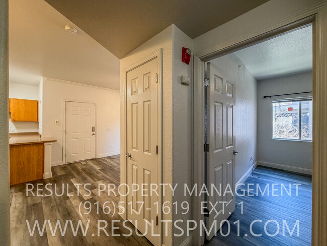 Building Photo - 1 Bed 1 Bath Roseville Condo with Attached Garage