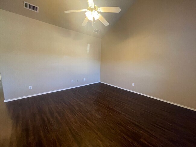 Building Photo - 105-107 Sunburst Court