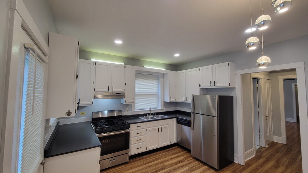 Building Photo - 5807 N Artesian Ave