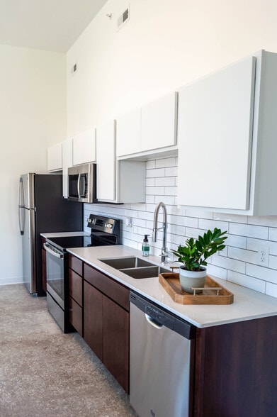 1BR, 1BA - Louis - The Bluebird Flats