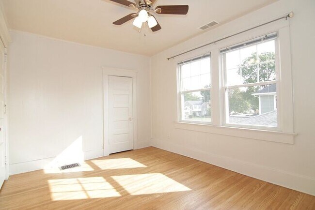 Building Photo - Great Location Steps From Main Street in S...
