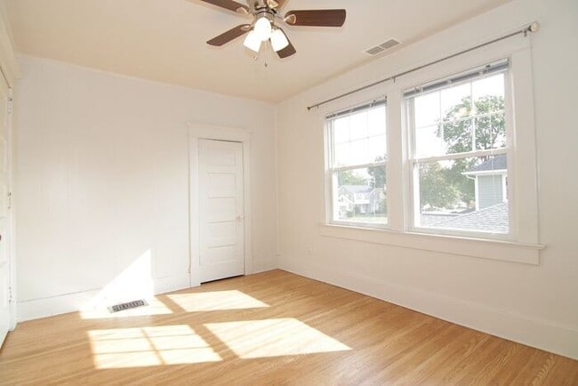 Building Photo - Great Location Steps From Main Street in Speedway!