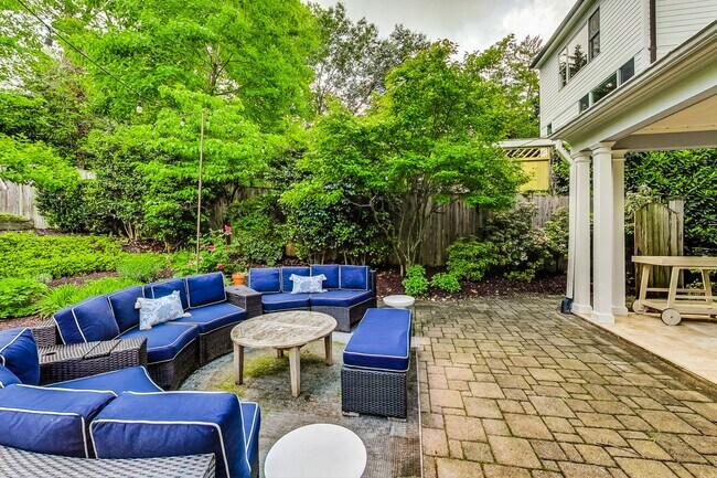 Building Photo - COMING SOON - Stunning 4 bed + 2 full & 2 1/2 bath Classic in NW DC