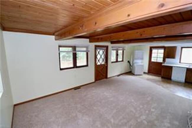 Building Photo - North End Beach Cottage 2 Bedroom 1 Bath