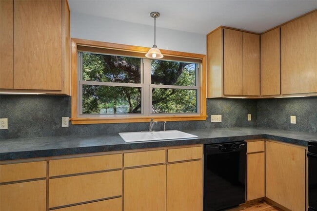 Building Photo - 1511 Bellaire Dr
