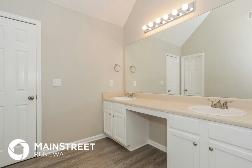 Building Photo - 2043 Reflective Waters Rd