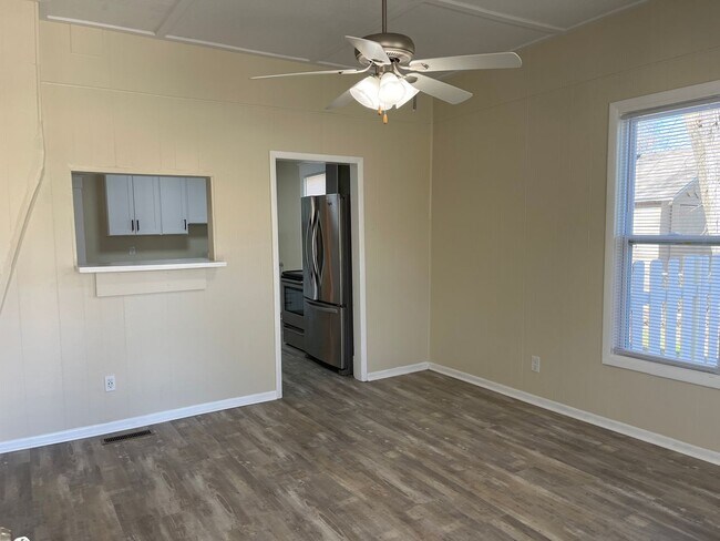 Building Photo - ADORABLE 3 BEDROOM HOUSE- FENCED BACK YARD