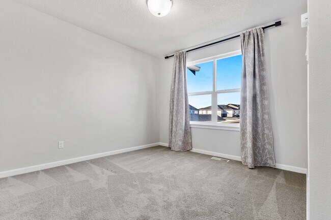 Building Photo - 7447 SE Chinquapin Dr