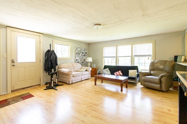 Building Photo - PRELEASING for AUGUST! Close to Campus