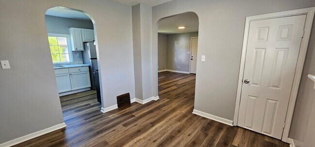 Building Photo - NEW LISTING!!! 3 Bedroom House - MOVE IN SPECIAL