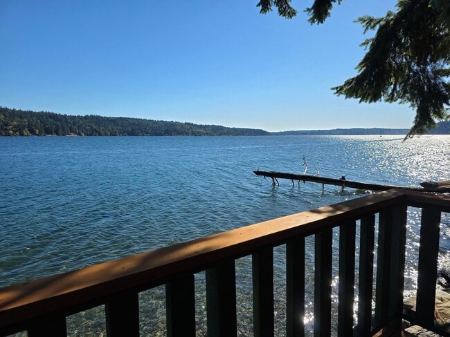 Building Photo - Waterfront Home in Illahee!