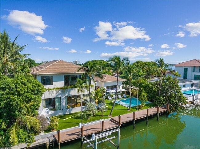 Building Photo - 1200 NE 87th St