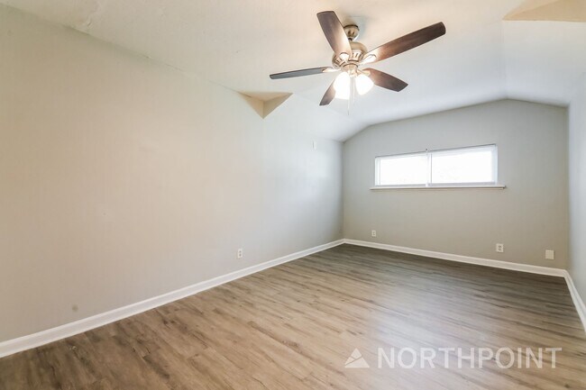Building Photo - 3 BR/2BA | Updated Single Family Home |  Gated backyard | In Dallas!
