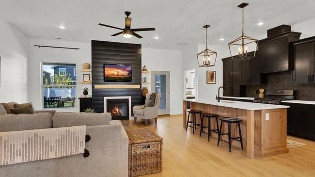 Building Photo - Beautiful Custom Home!