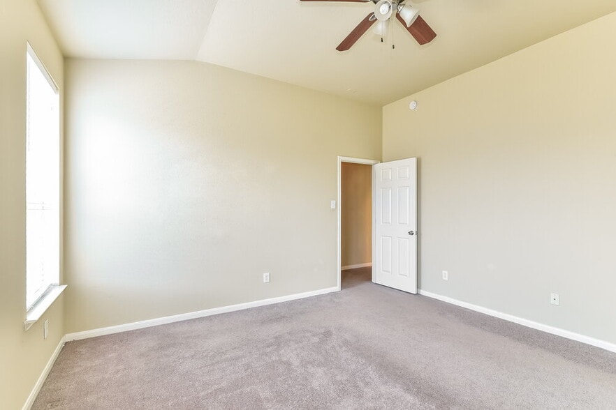 Building Photo - 5915 Ranch Riata Ct