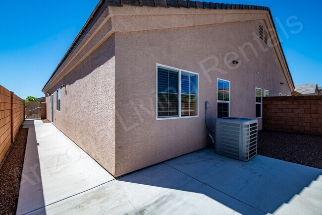 Building Photo - DON'T MISS THIS THREE BEDROOM TOWNHOUSE IN A PRIME LOCATION