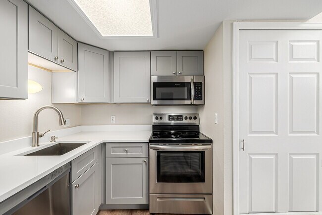 Building Photo - "Cozy 1-Bedroom Condo Retreat in Prime Tho...
