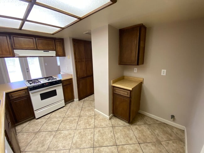 Building Photo - North Visalia Townhome Available Now