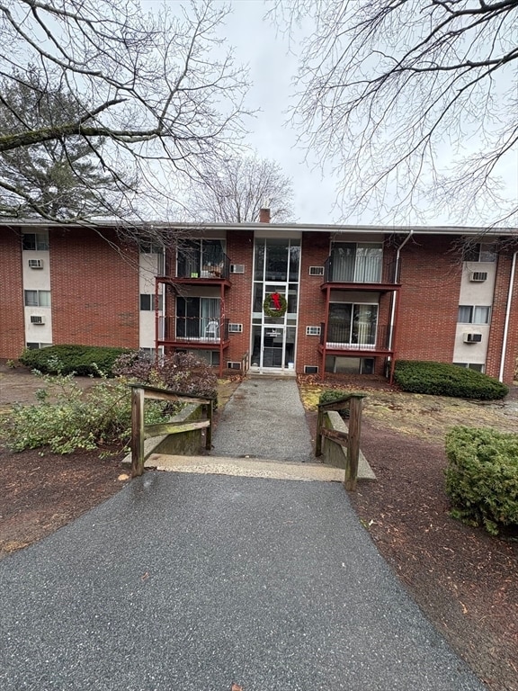 Building Photo - 10 Longwood Dr