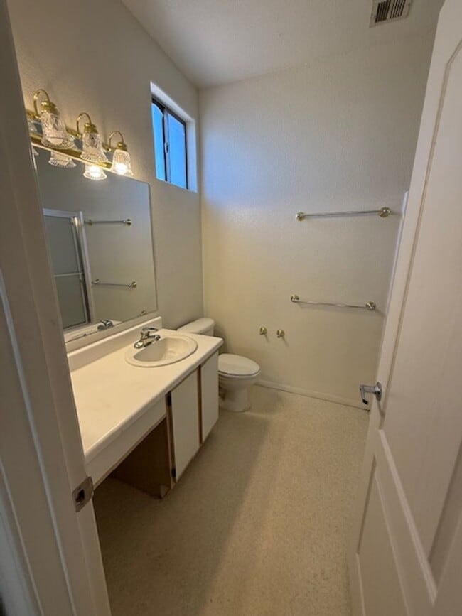 Building Photo - 2 Bedroom 2 Bath Contact Property Pros Pro...