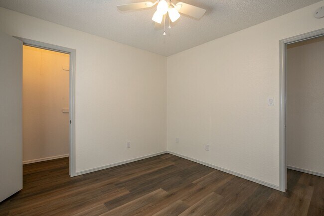 Building Photo - 3 Bed | 2 Bath Duplex in Central Tulsa!