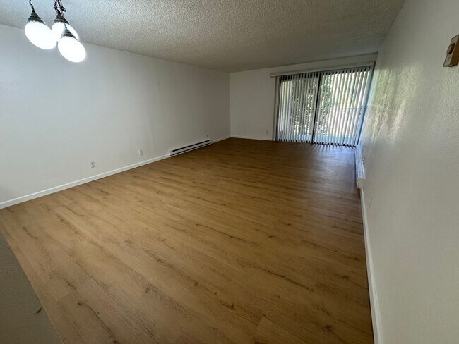 Building Photo - 1Bd/1Ba Redmond Condo