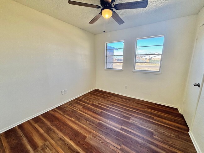 Building Photo - Freshly Remodeled 3 Bedroom 2 Bathroom Hom...