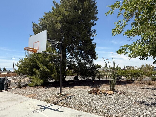 Building Photo - High Desert Retreat- 3 Bedrooms, 2 Bathroo...