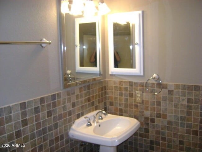 Building Photo - 1217 E Lighthouse Ct