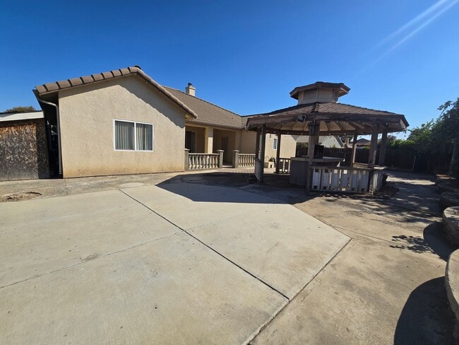Building Photo - 4 BR + Flex 2 BA Available 9/15