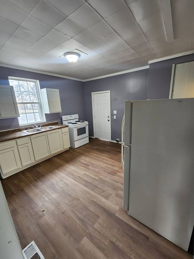 Building Photo - 521 W 14th St