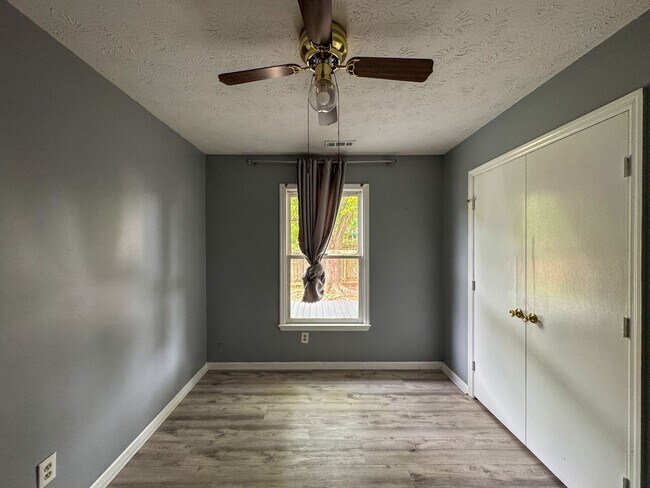 Building Photo - Charming 3 Bed 2 Bath Home with Fenced Yard