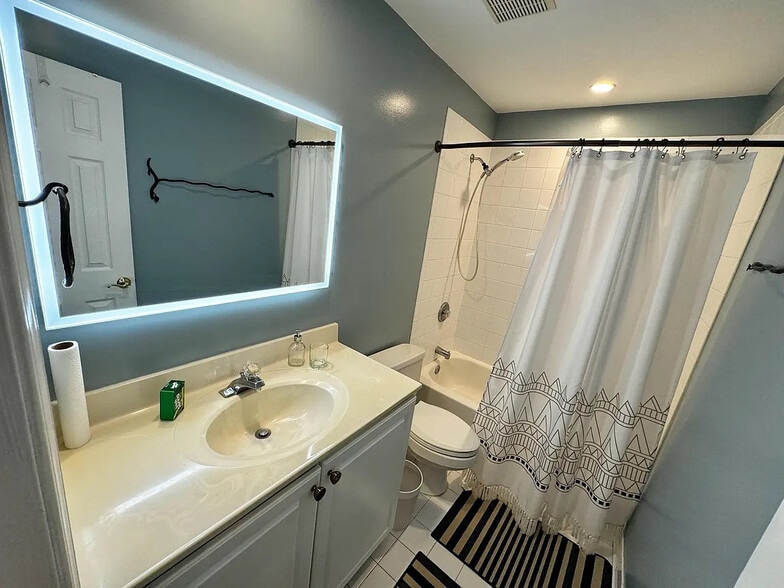 Building Photo - 3911 Elbert Ave