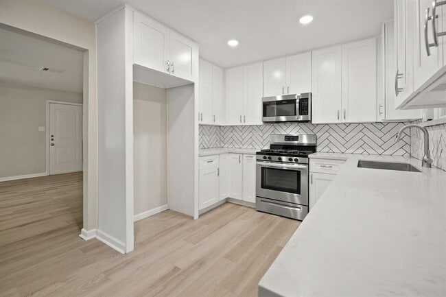 Building Photo - 2122 Stadium Dr
