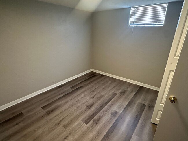 Building Photo - Fantastic 4 Bed 2 Bath 2 living rooms - Available 4/10/26