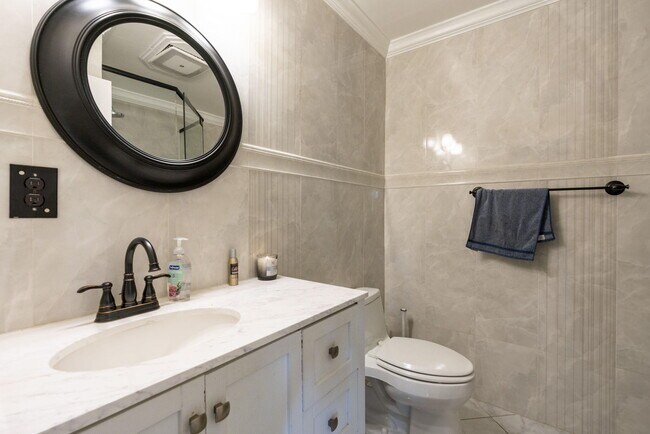 Building Photo - 1820 Hillcrest Ave