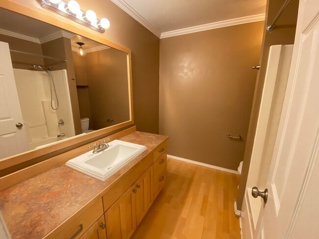 Building Photo - Beautiful 3 Bedroom Home with Custom Touches!