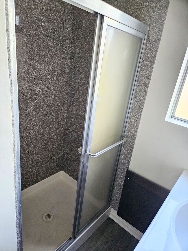 Building Photo - Nicely updated 1bd/1ba, move in ready!!