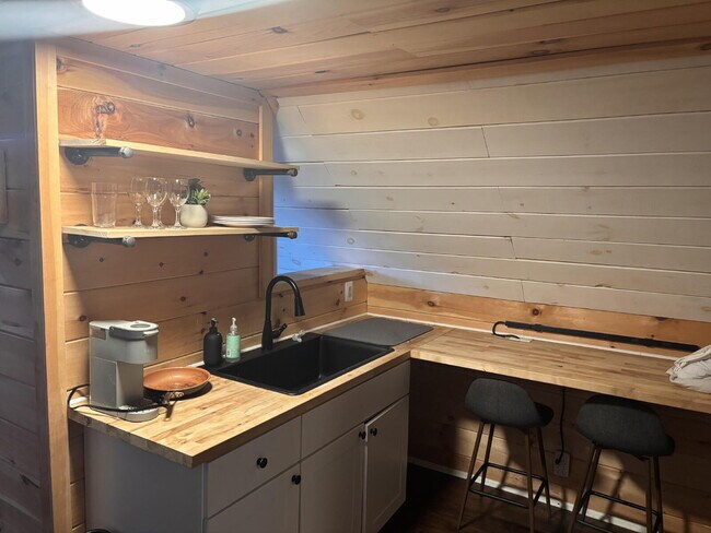 Building Photo - Quiet furnished walking to everything in B...