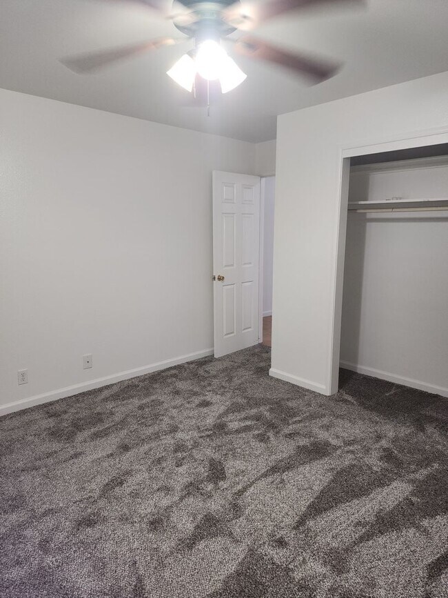 Building Photo - 3 Bedroom 2 Bathroom in court Near Somerse...