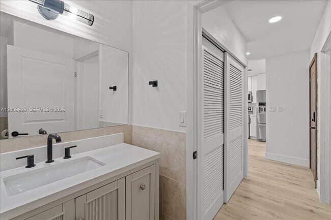 Building Photo - 3737 Alcantara Ave