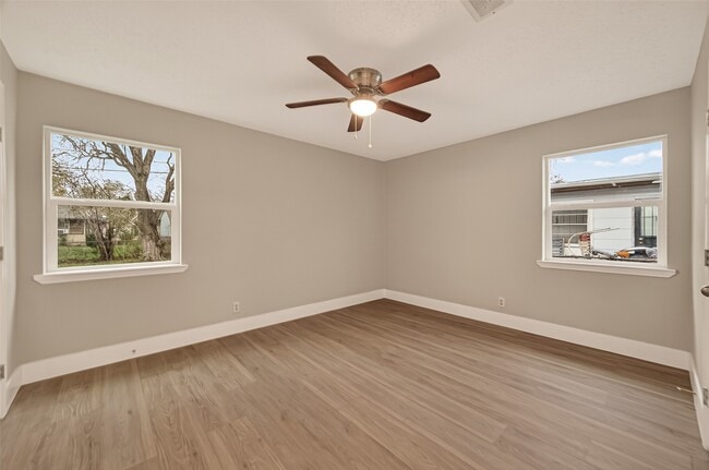 Building Photo - 5833 Southlea St