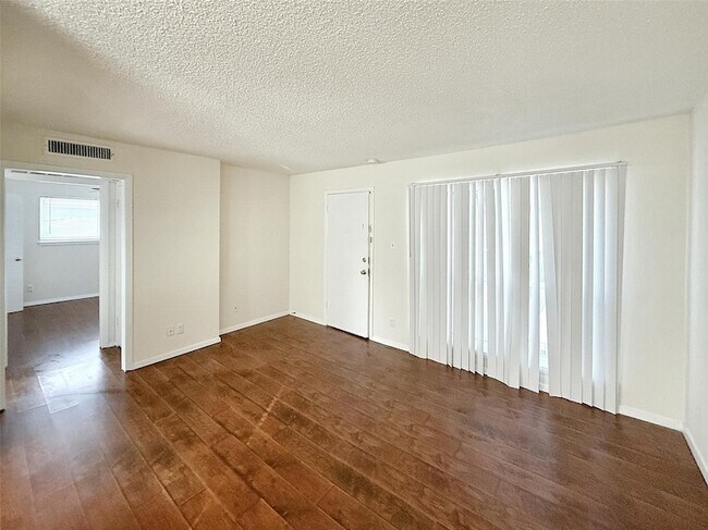 Building Photo - 4811 Live Oak St