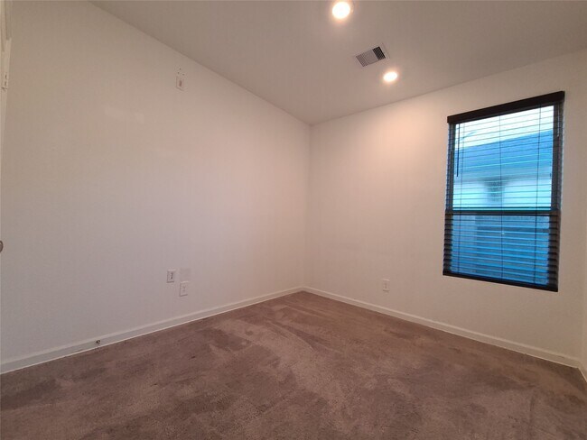 Building Photo - 2122 Rosewood Pnes Ln