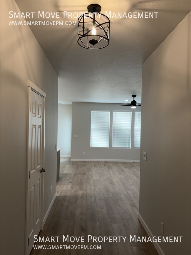 Building Photo - 611 W Snowy Owl St